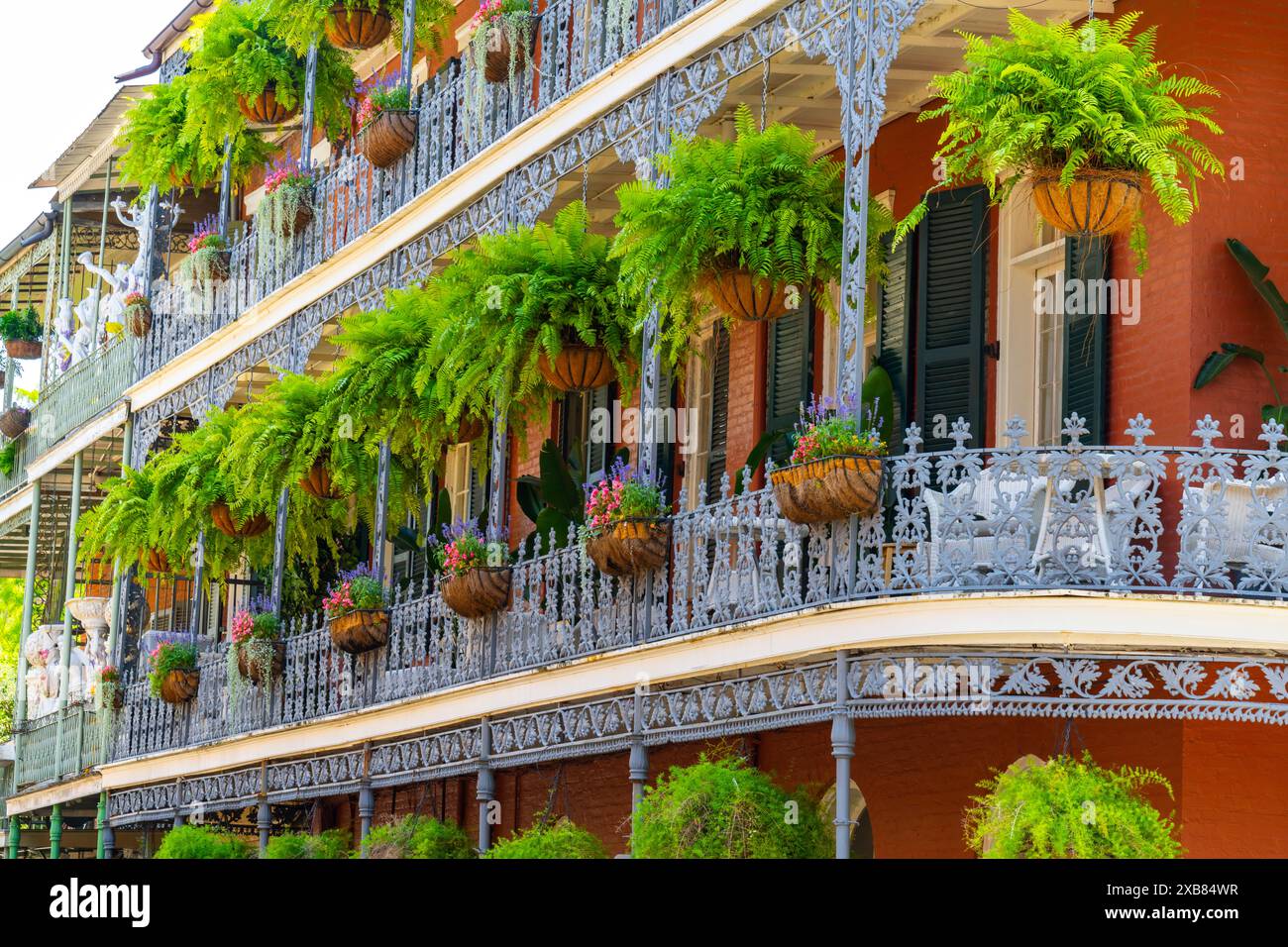Quartier français, Nouvelle-Orléans, État de Louisiane, États-Unis. Les maisons de ville de la Nouvelle-Orléans (bâtiments plus anciens) ont souvent des galeries en fonte avec un balste orné Banque D'Images