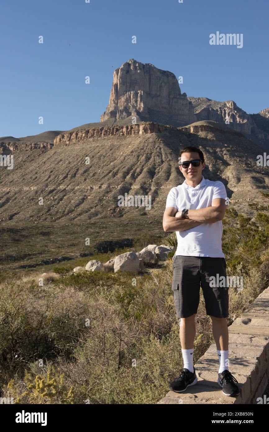 Un jeune homme debout devant Guadalupe Peak Banque D'Images