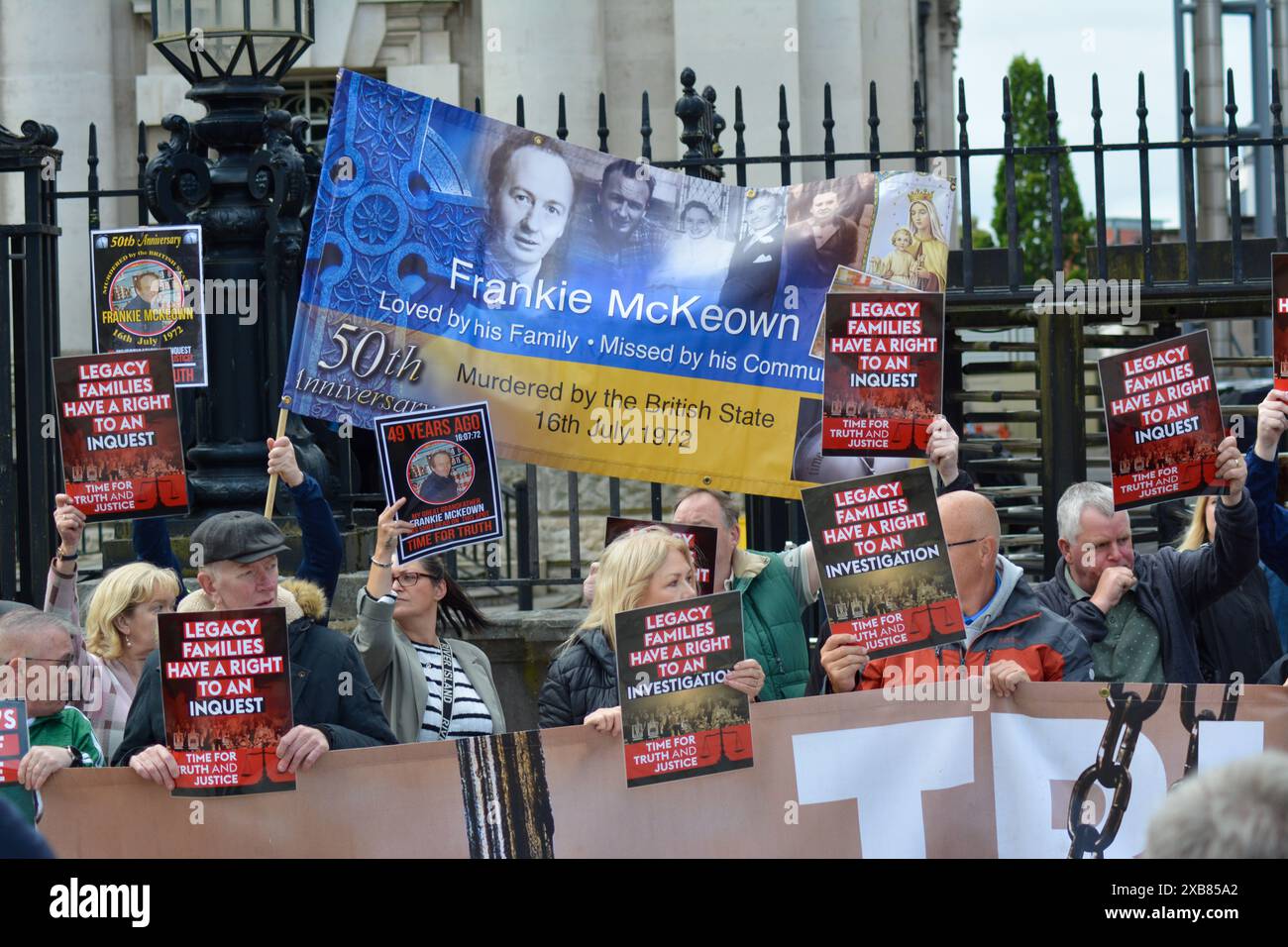 Belfast, Royaume-Uni 11/06/2024 des militants de l'héritage prennent part à une manifestation devant la haute Cour de Belfast alors que le gouvernement britannique lance un appel. Belfast Northern Ireland credit:HeadlineX/Alamy Live News Banque D'Images