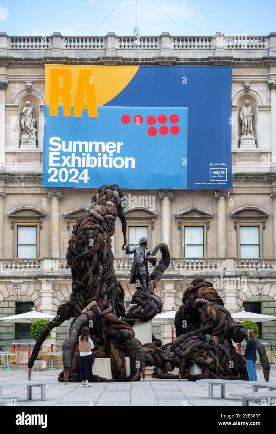 La Royal Academy, Londres, Royaume-Uni. 11 juin 2024. ACTUALITÉS ÉDITORIALES À USAGE EXCLUSIF - plus de 1200 œuvres d’art sont exposées à l’exposition d’été cette année, dont une extraordinaire sculpture textile monumentale dans la cour Annenberg de la RA (photo) de Nicola Turner, qui interagit avec la statue du président fondateur de la RA, Sir Joshua Reynolds. L’exposition d’été au RA, Londres, se déroule du 18 juin au 18 août 2024 et est la plus grande exposition d’art contemporain à soumission ouverte au monde qui se déroule chaque année sans interruption depuis 1769. Crédit : Malcolm Park/Alamy Live News Banque D'Images