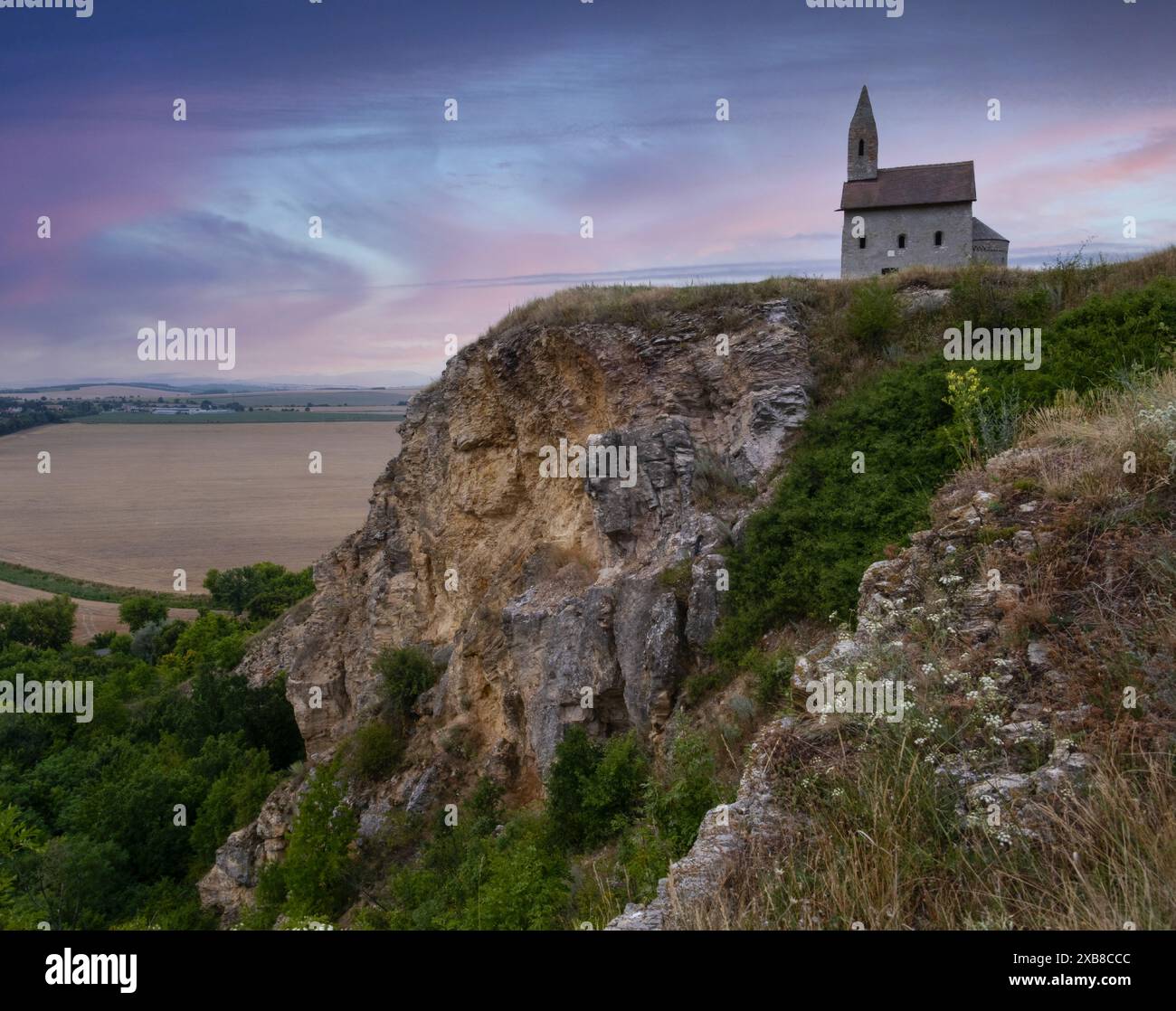 L'église de l'Archange Saint Michel se dresse sur une colline escarpée, surplombant le paysage Banque D'Images