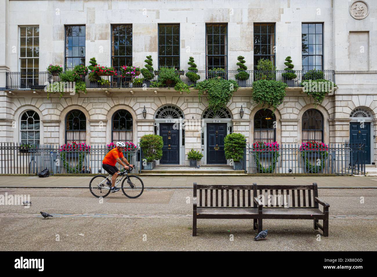 Fitzroy Square Londres. Portes des numéros 34 et 35 Fitzroy Square Fitzrovia Londres. Appelée Maison Suisse De 1936. Propriété du réalisateur Guy Ritchie. Banque D'Images