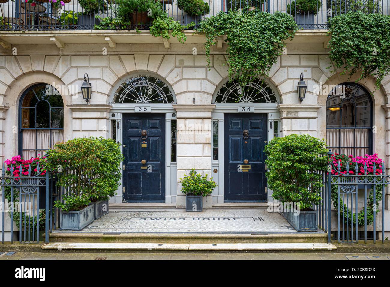Fitzroy Square Londres. Portes des numéros 34 et 35 Fitzroy Square Fitzrovia Londres. Appelée Maison Suisse De 1936. Propriété du réalisateur Guy Ritchie. Banque D'Images
