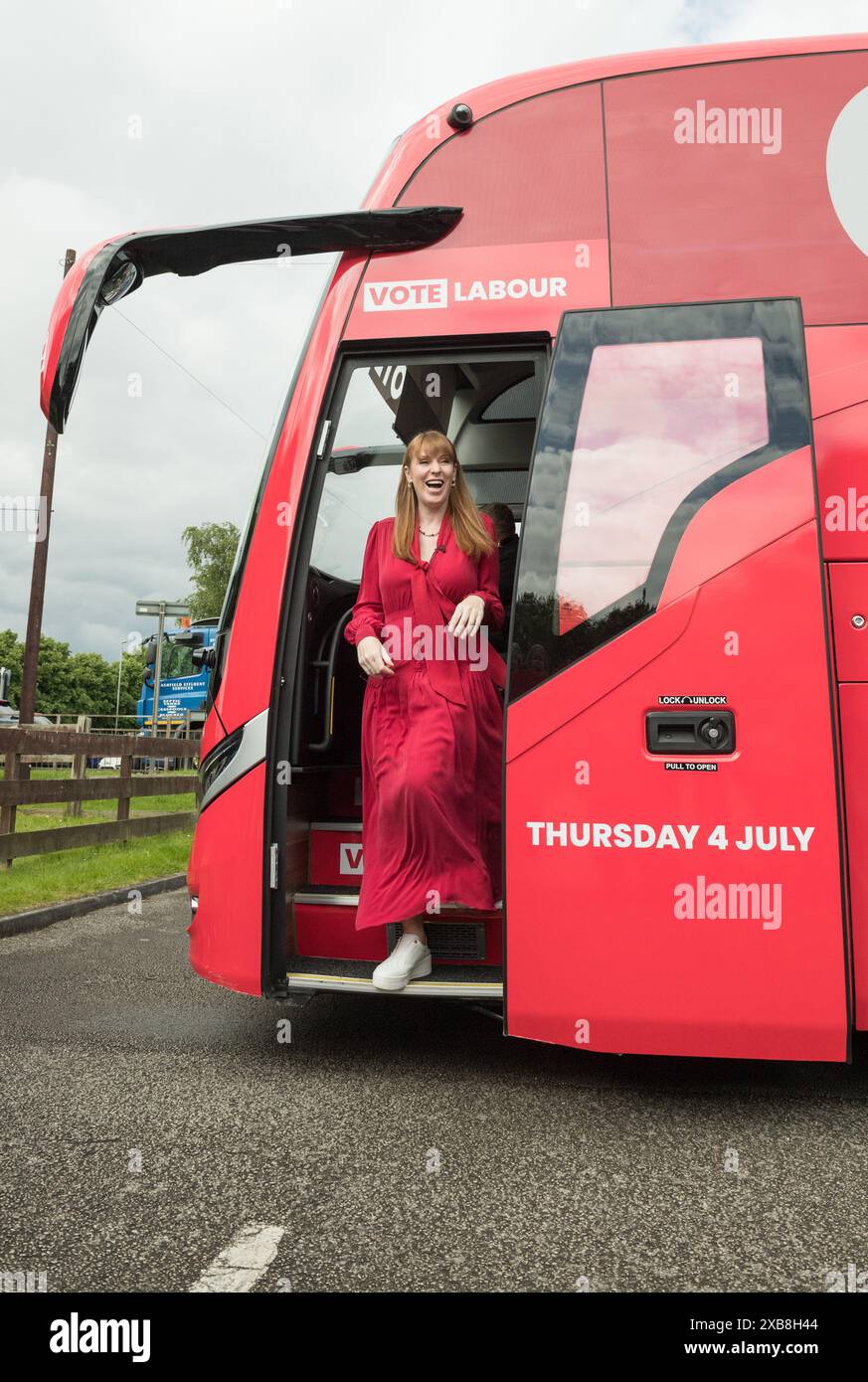 Sutton à Ashfield, Nottinghamshire, Angleterre, Royaume-Uni. 11 juin 2024. Le Labour Party change bus de bataille à Sutton à Ashfield avec Angela Rayner députée chef adjointe du Parti travailliste, faisant campagne en faveur du Labour P.P.C. Rhea Keehn. Ce siège parlementaire, qui fait partie du mur rouge remporté par le député conservateur Lee Anderson aux élections générales de 2019. Mais il a fait défection au parti réformiste britannique en mars 2024 après avoir retiré le whip. Crédit : Alan Beastall/Alamy Live News Banque D'Images