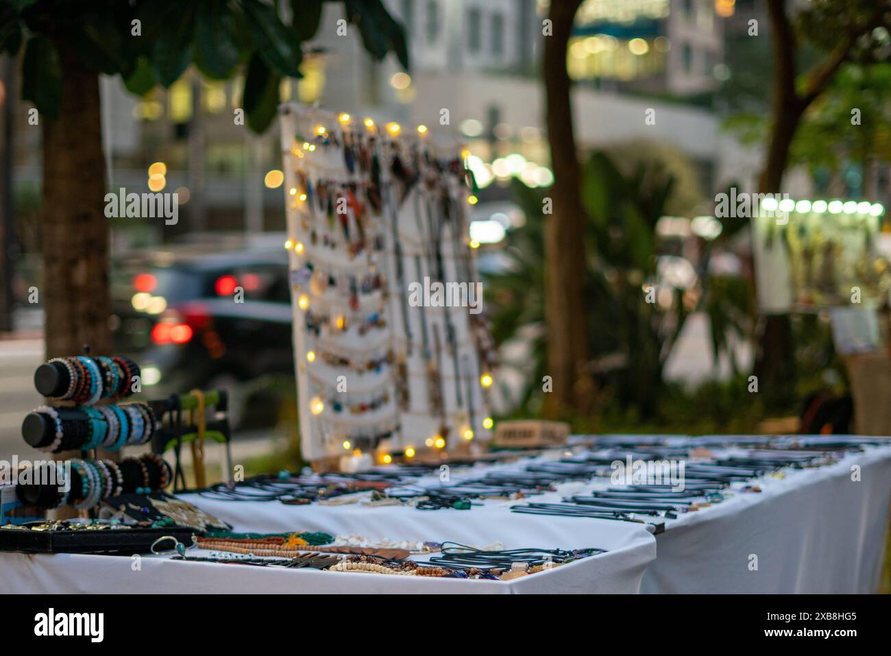 Assortiment de bijoux en vente sur un stand de marché Banque D'Images