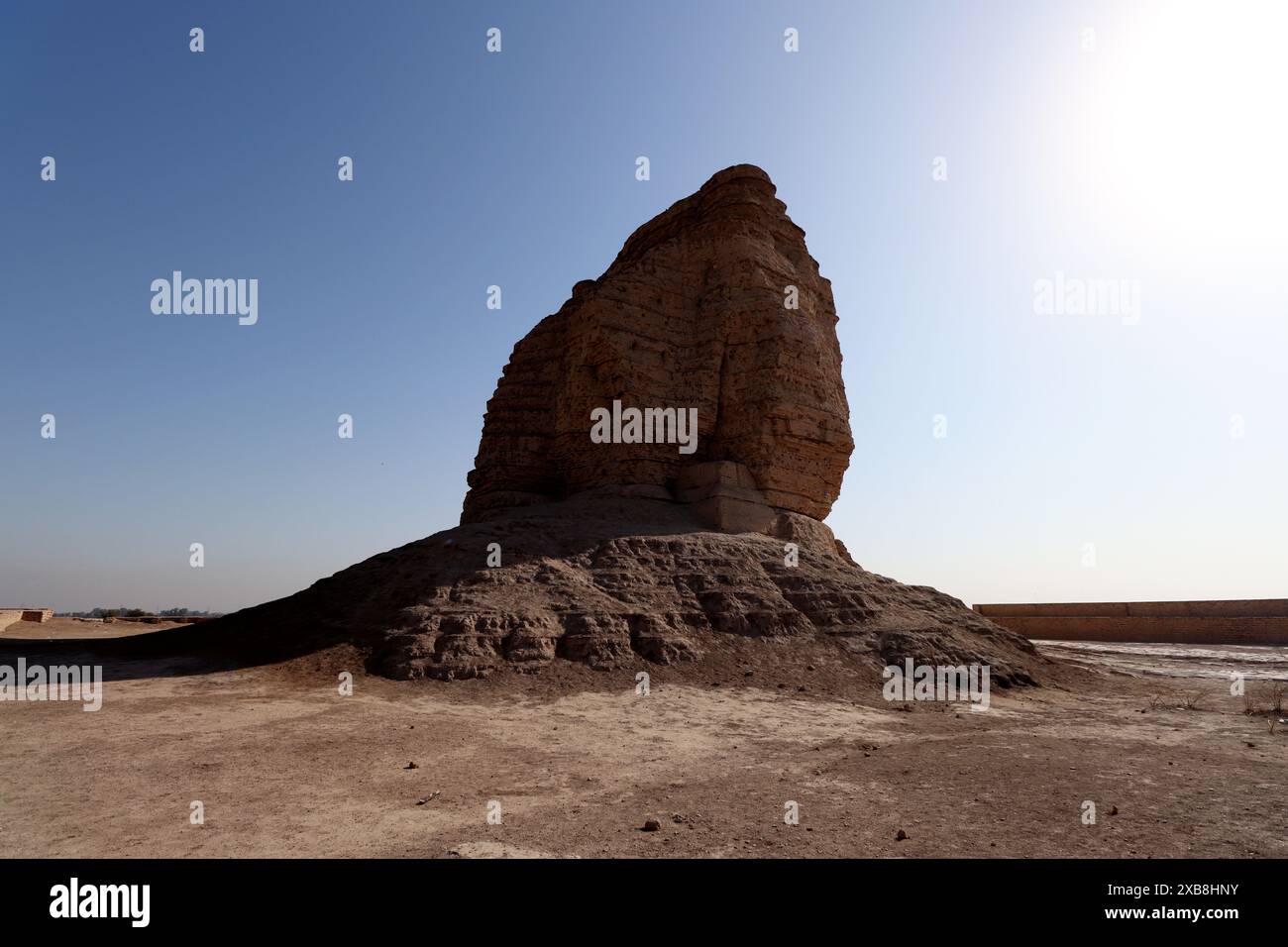 Le Ziggourat d'Akarkuf et un grand rocher sous un ciel bleu clair à Bagdad. Banque D'Images