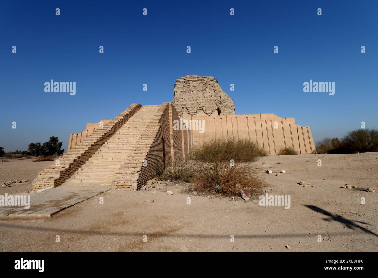 Le Ziggourat d'Akarkuf et un grand rocher sous un ciel bleu clair à Bagdad. Banque D'Images