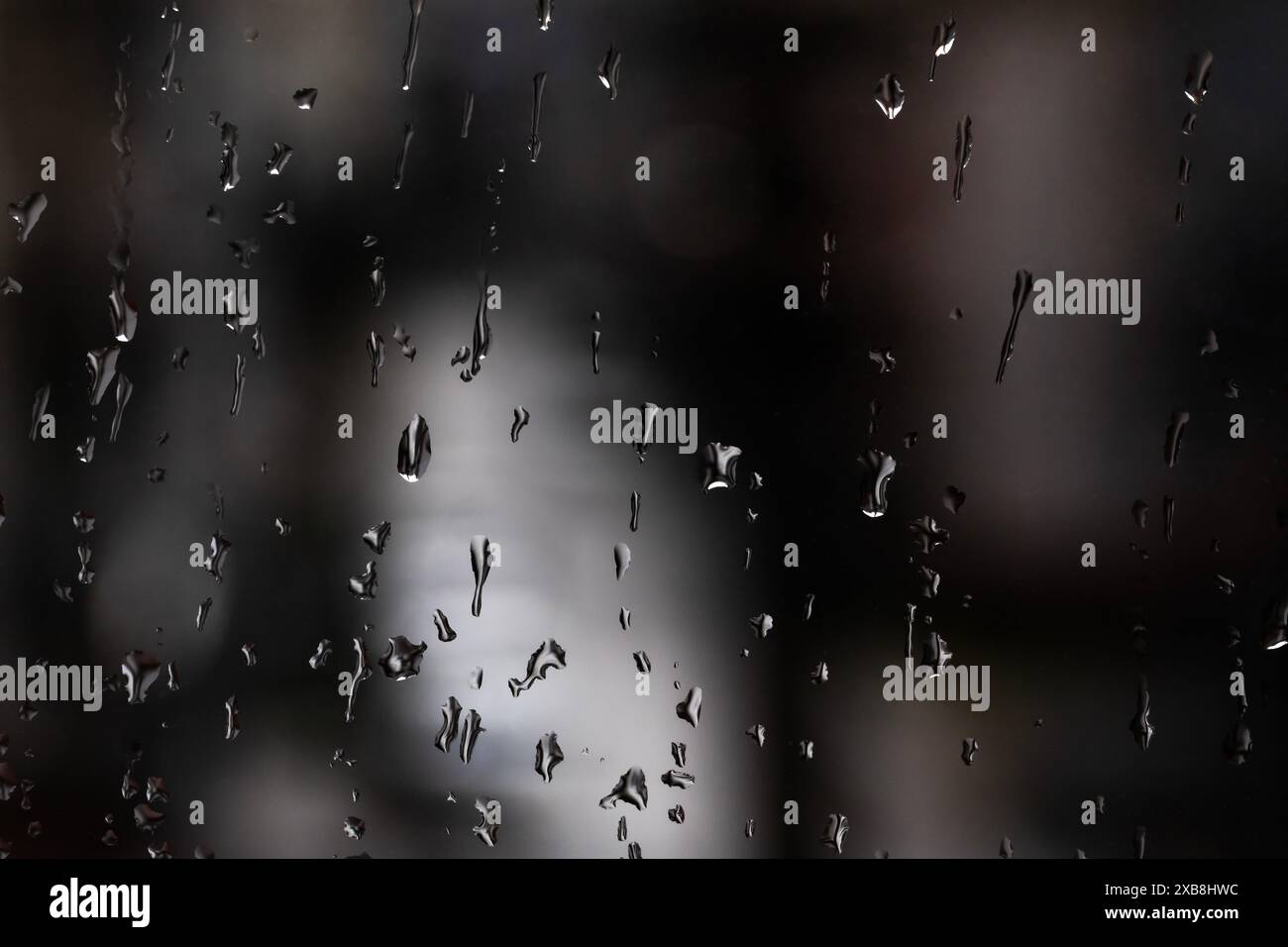 La pluie tombe sur la fenêtre. Jour pluvieux. Banque D'Images