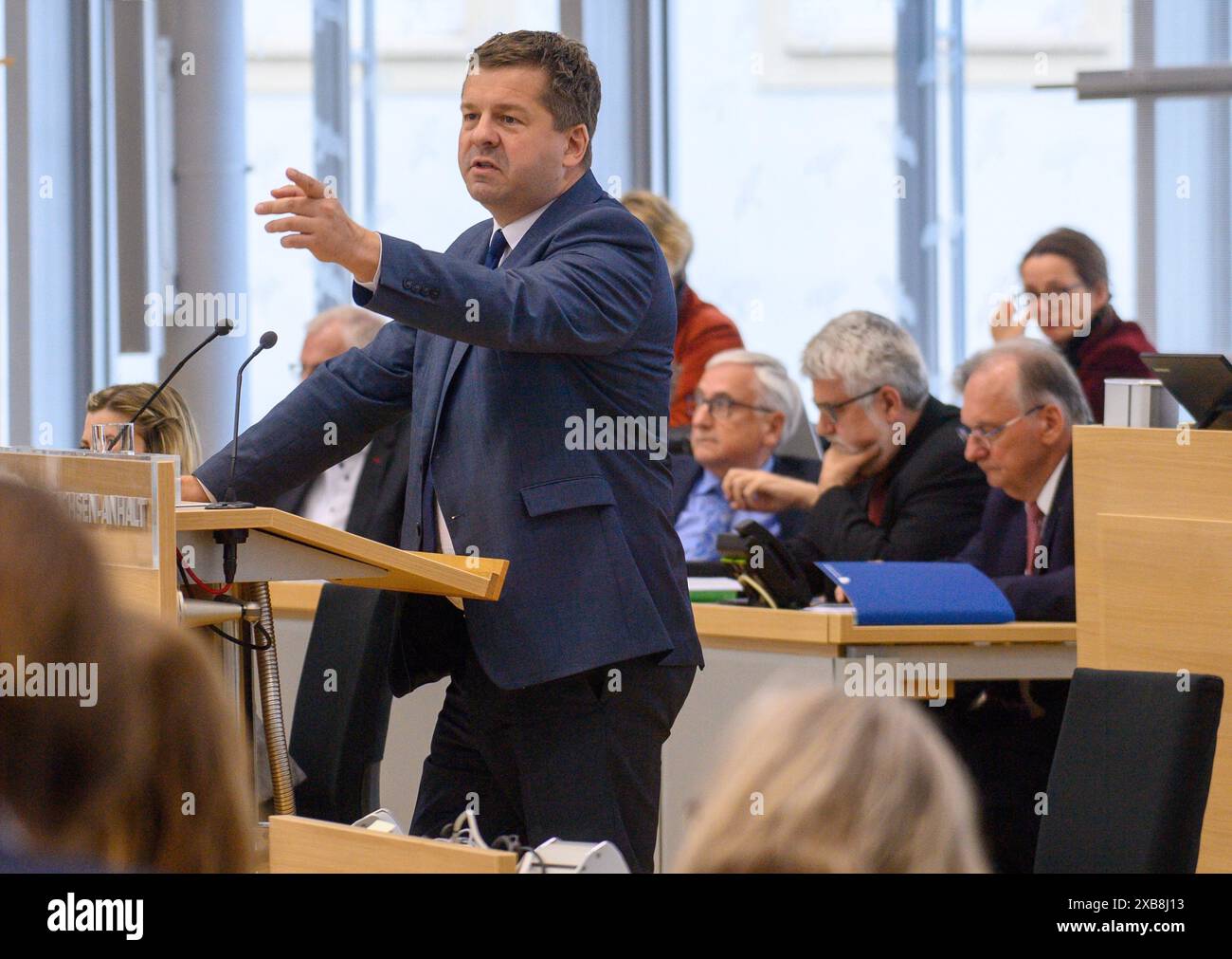 11 juin 2024, Saxe-Anhalt, Magdebourg : Sven Schulze (CDU), ministre de l'économie, du tourisme, de l'agriculture et des forêts de Saxe-Anhalt, s'adresse aux députés dans la salle plénière du parlement de l'État de Saxe-Anhalt. La séance plénière a débuté par une interrogation du gouvernement. Photo : Klaus-Dietmar Gabbert/dpa Banque D'Images