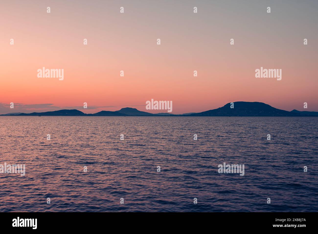 Coucher de soleil sur la mer hongroise. (Lac Balaton) Banque D'Images