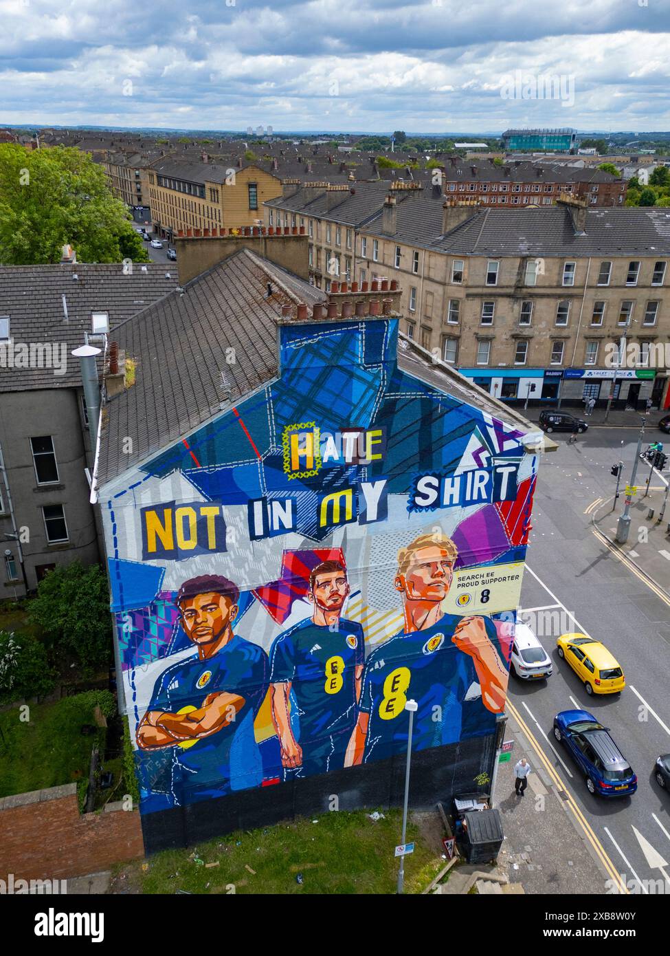 Une nouvelle murale présentant un message anti-haine de l'équipe écossaise de football avant l'Euro 2024 à Dennistoun, Glasgow Banque D'Images