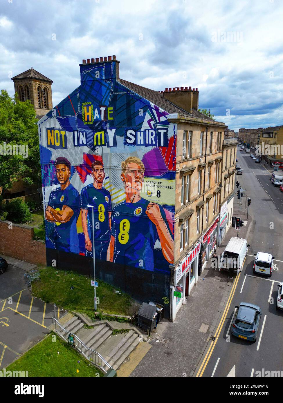 Une nouvelle murale présentant un message anti-haine de l'équipe écossaise de football avant l'Euro 2024 à Dennistoun, Glasgow Banque D'Images