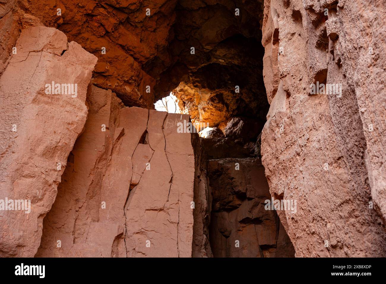 Une petite grotte avec des trous dans les rochers, offrant une vue de l'intérieur Banque D'Images