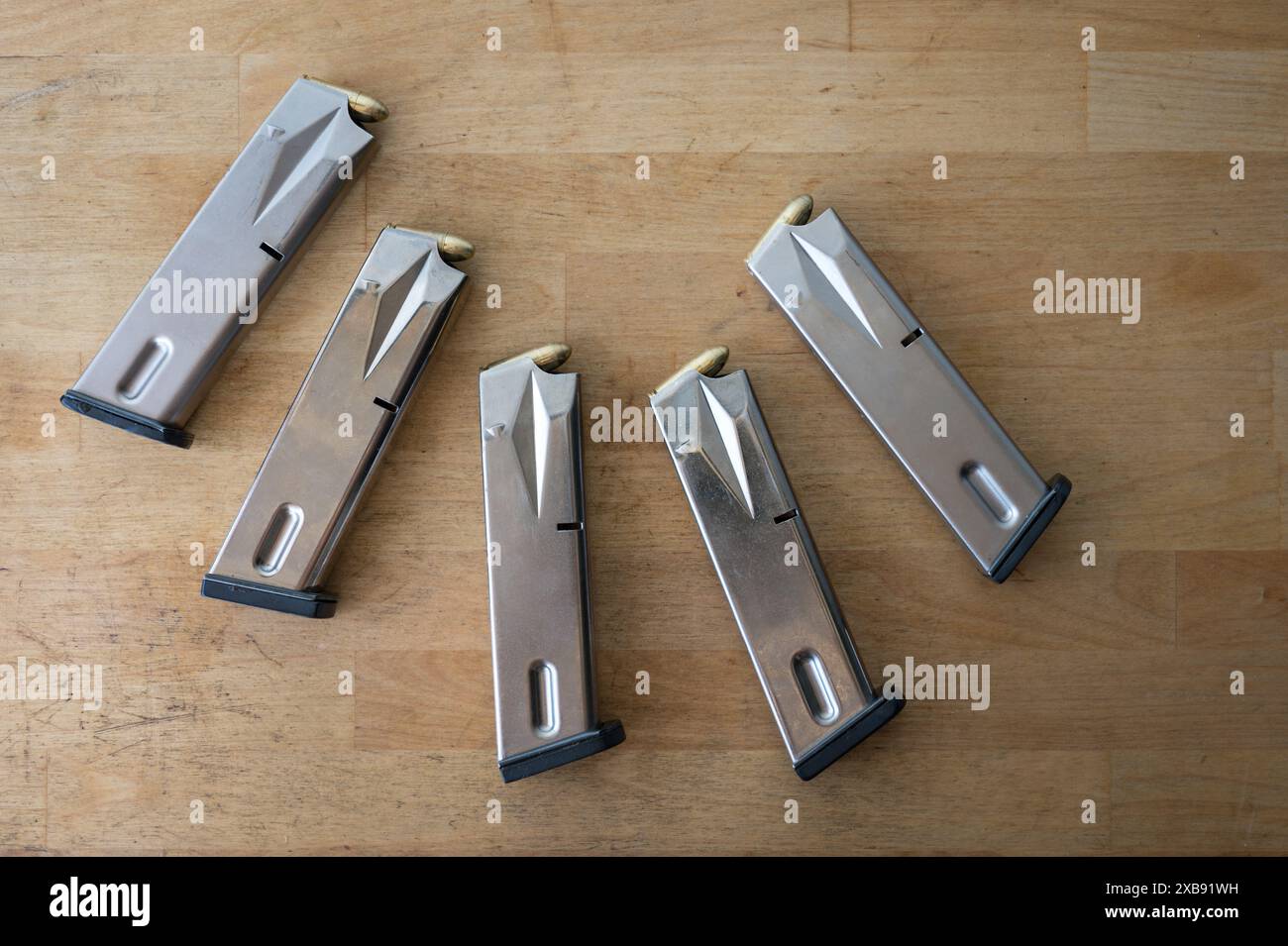 Détail de 5 magasins pistolet 9mm Banque D'Images