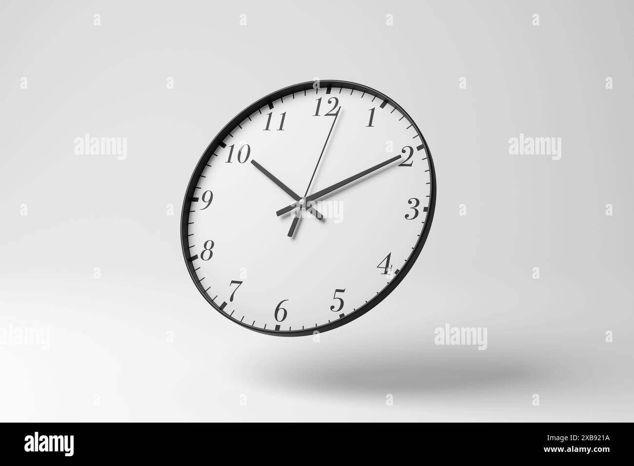 Horloge murale avec un visage blanc et un cadre noir flottant sur fond blanc dans le minimalisme. Définition scientifique des horaires et des horaires d'affaires Banque D'Images