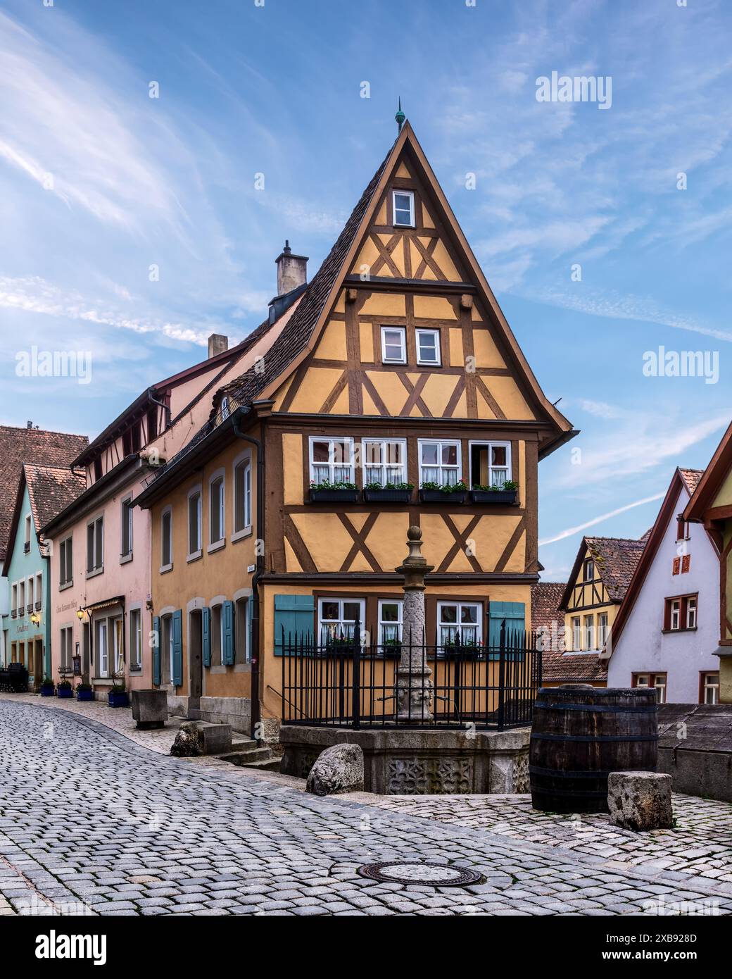 Une rue pavée avec des bâtiments traditionnels allemands à Rothenburg ob der Tauber. Bavière, Allemagne Banque D'Images