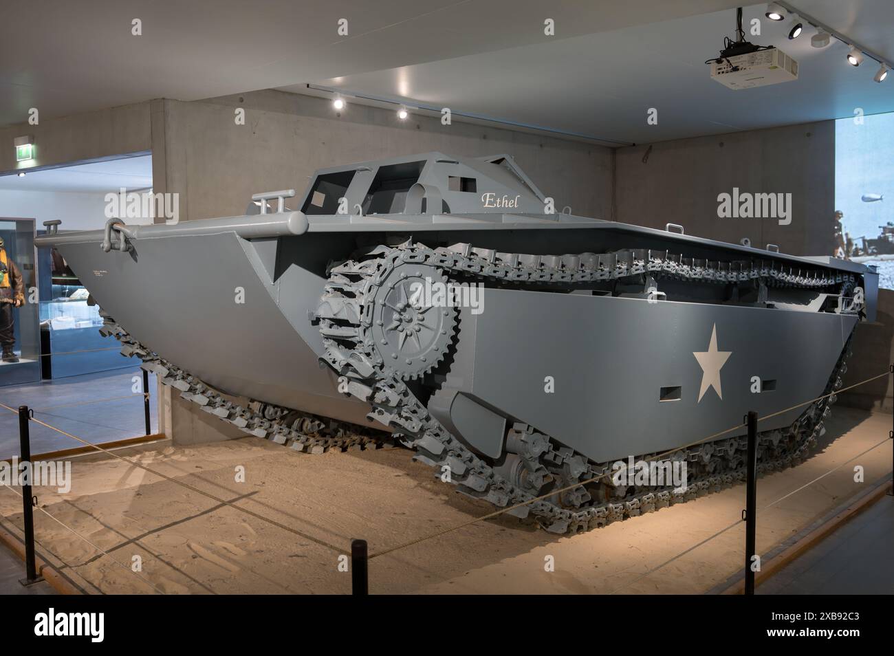 Ethel 'WATER BUFFALO' Landing Vehicle Tracked (LVT), véhicule amphibie automoteur utilisé par les Marines et l'armée des États-Unis lors des débarquements pendant W Banque D'Images