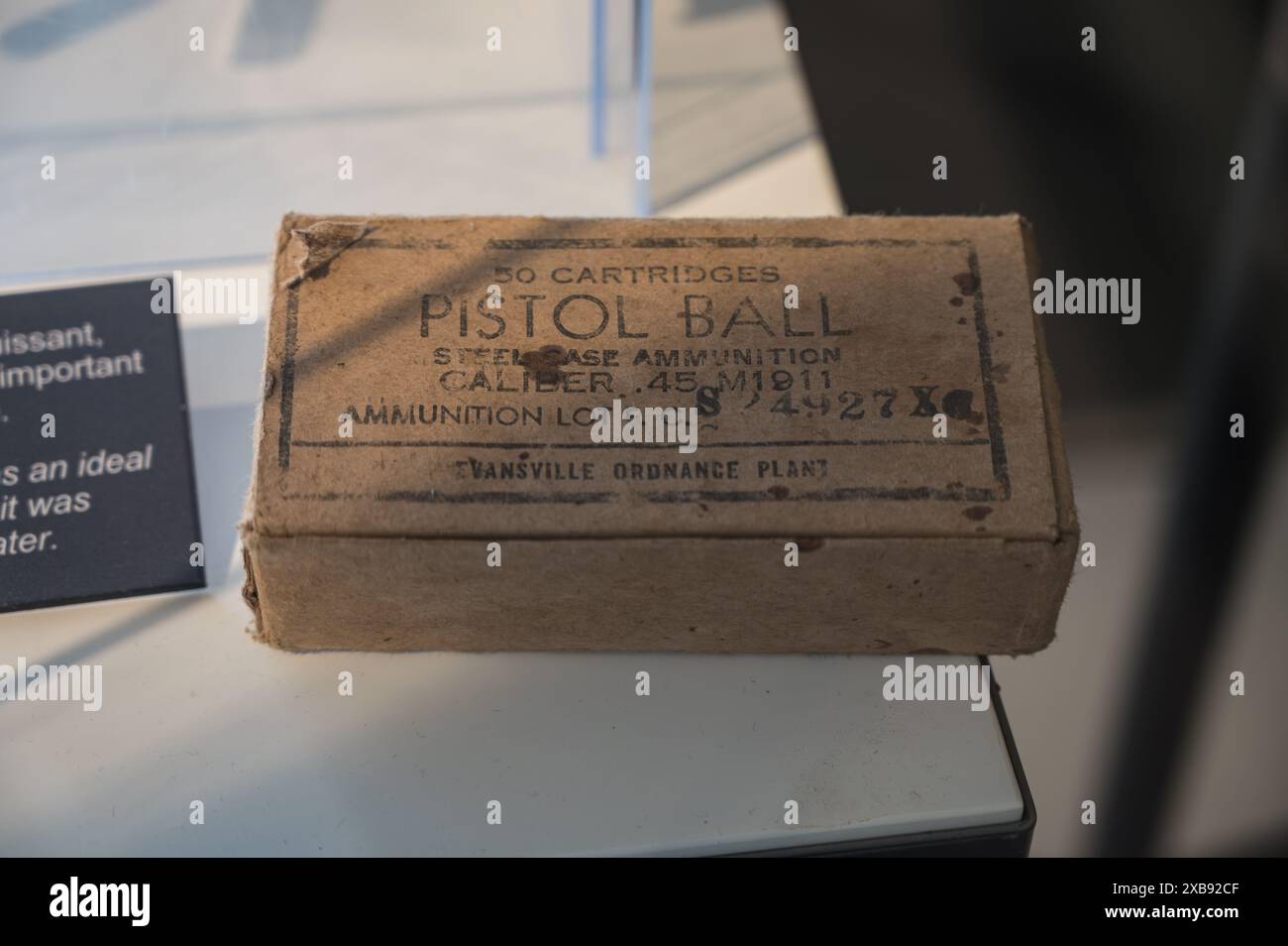 Une vieille boîte en carton de .45 balles de pistolet de calibre ACP Banque D'Images