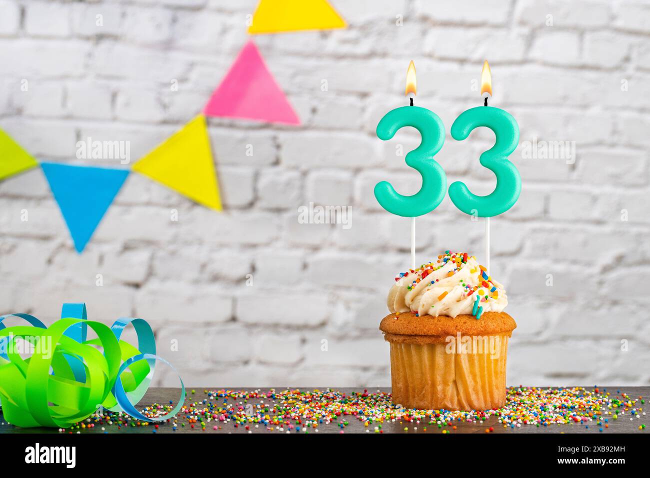 Bougie numéro 33 - célébration d'anniversaire avec cupcake Banque D'Images
