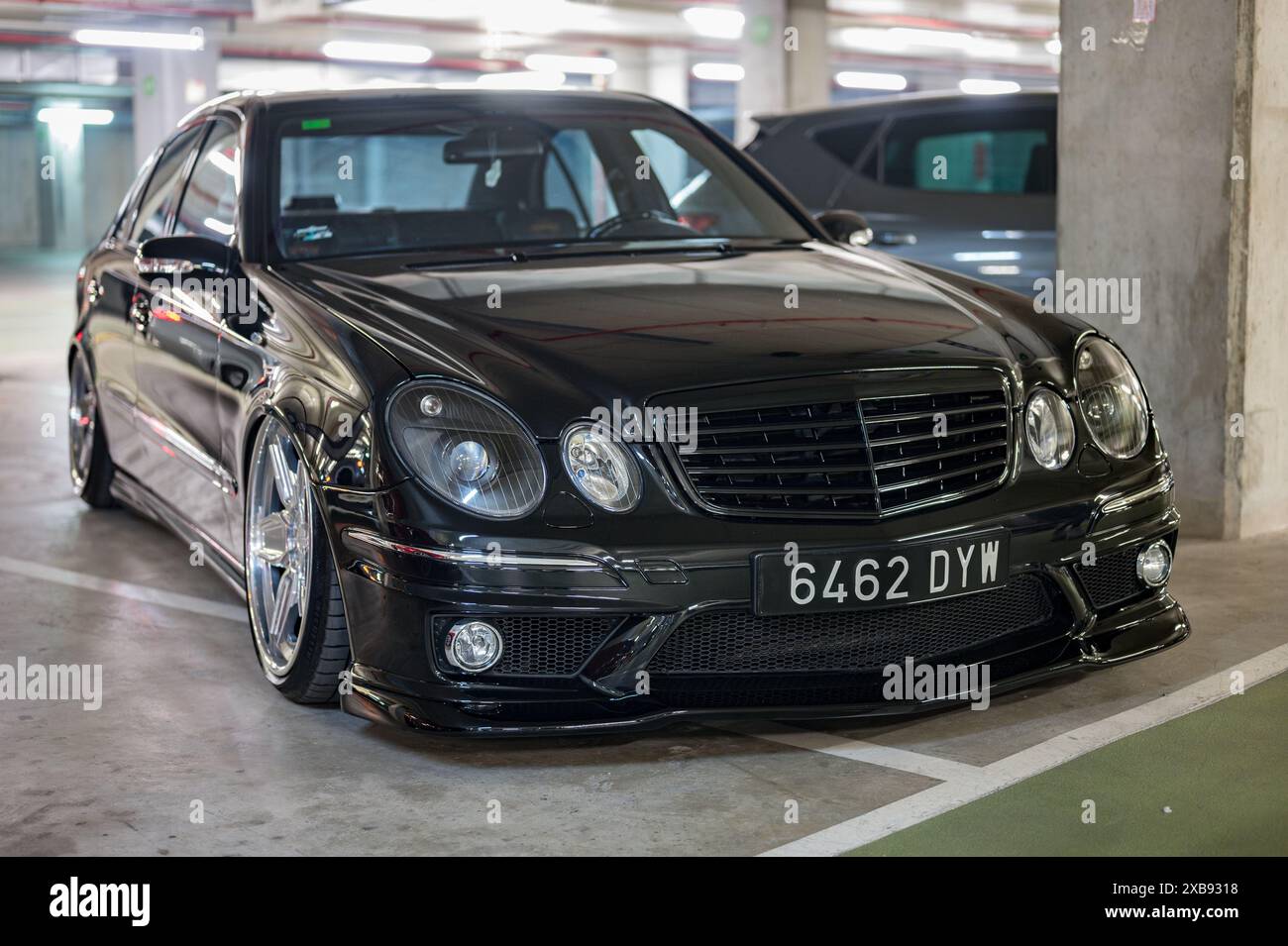 Une Mercedes Benz classe E E320 CDI W211 allemande, noire dans le style mafieux russe Banque D'Images