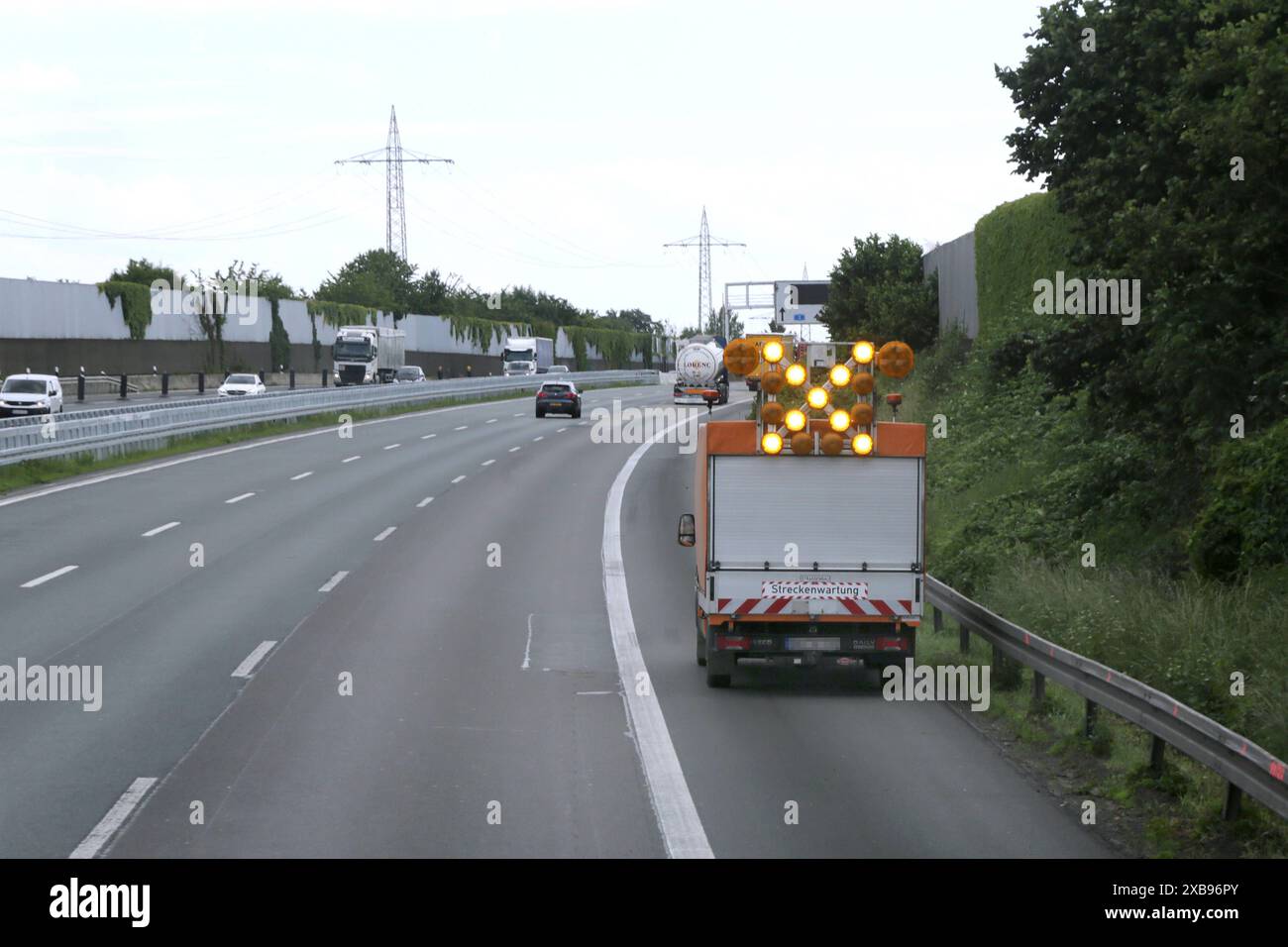 06.06.2024, autoroute A2 BEI Duisburg. Fahrzeug der Streckenwartung mit leuchtendem Warnkreuz. *** 06 06 2024 ,autoroute A2 près de Duisburg véhicule d'entretien de la route avec croix d'avertissement lumineuse Banque D'Images