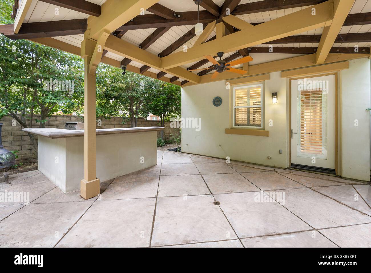 Un patio couvert avec un ventilateur pour une expérience de repas en plein air relaxant. Californie, États-Unis Banque D'Images