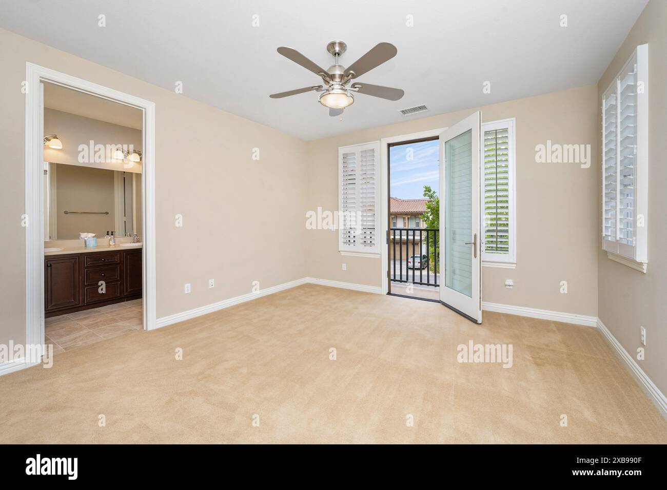 Cette chambre dispose de fenêtres avec stores blancs et d'un ventilateur de plafond. Californie, États-Unis Banque D'Images