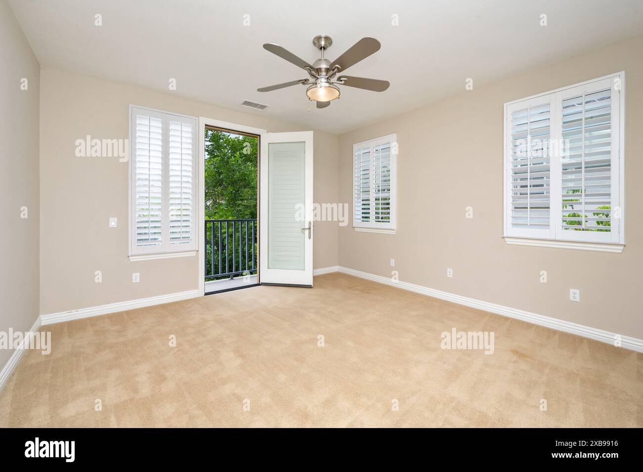 Cette chambre dispose de fenêtres avec stores blancs et d'un ventilateur de plafond. Californie, États-Unis Banque D'Images