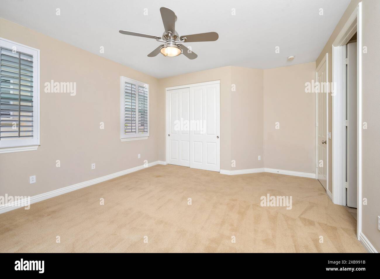 Cette chambre dispose de fenêtres avec stores blancs et d'un ventilateur de plafond. Californie, États-Unis Banque D'Images