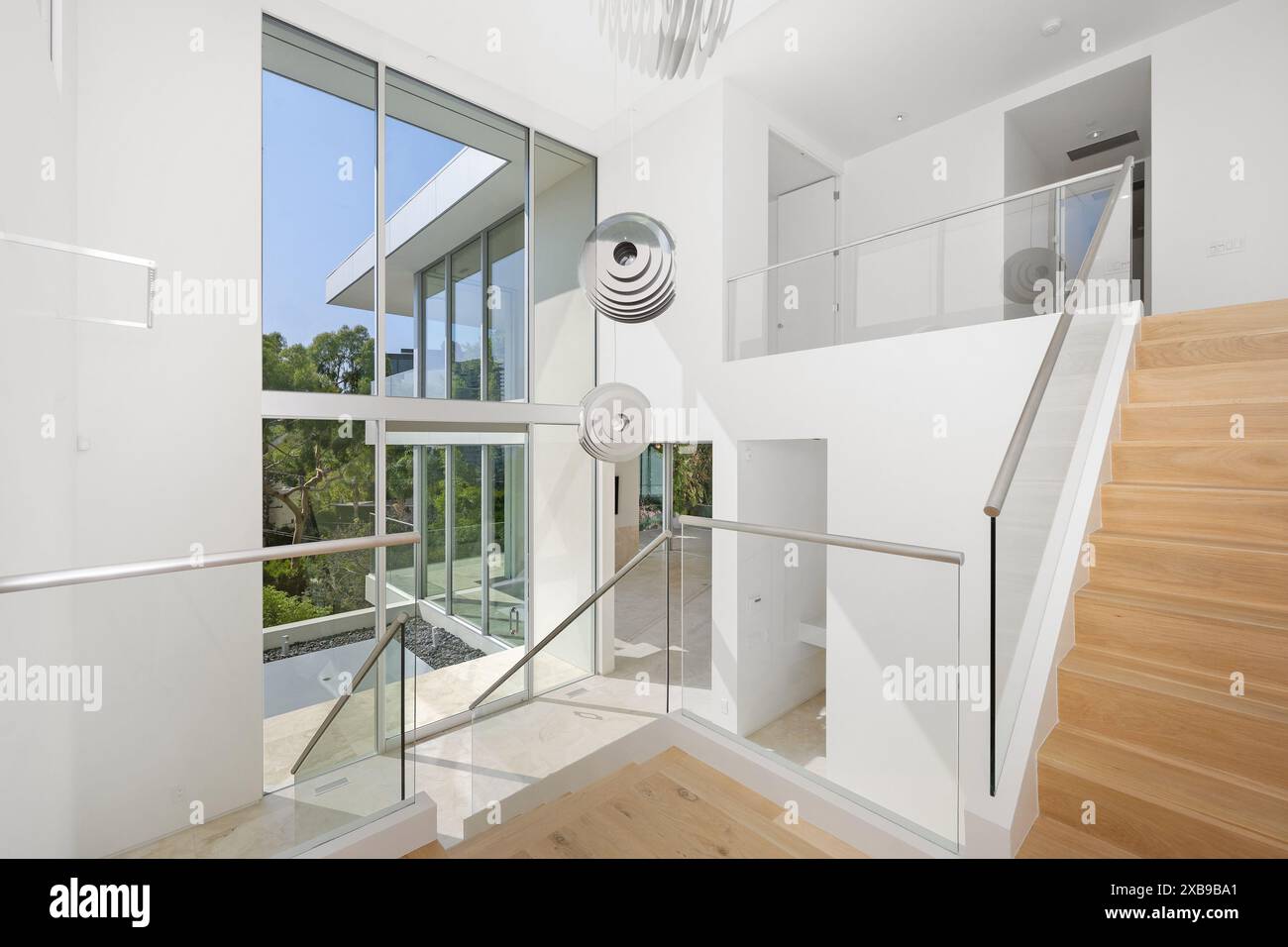 Un intérieur résidentiel avec des fenêtres et un ventilateur de plafond dans le coin Banque D'Images