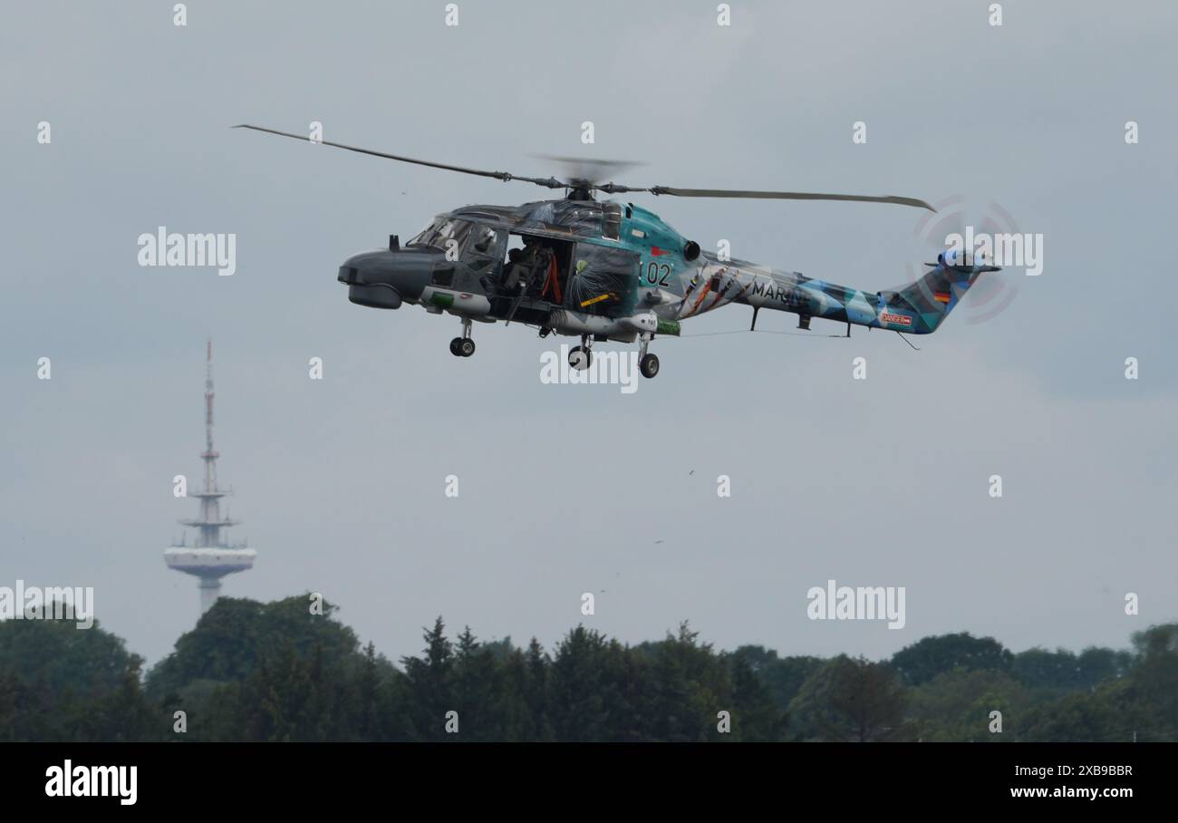 Jagel, Allemagne. 11 juin 2024. Un hélicoptère Sea Lynx des forces armées allemandes atterrit sur le terrain de la Tactical Air Wing 51 « Immelmann » lors de la manœuvre de l'armée de l'air de l'OTAN « Tiger Meet ». Onze pays membres de l'OTAN, ainsi que la Suisse et l'Autriche, participent à l'exercice OTAN "Tiger Meet". Environ 60 avions et hélicoptères devraient y participer en juin. Environ 1100 soldats supplémentaires seront sur place. Tactical Air Force Wing 51 'Immelmann' célèbre son 30e anniversaire dans le cadre de cet exercice majeur. Crédit : Marcus Brandt/dpa/Alamy Live News Banque D'Images