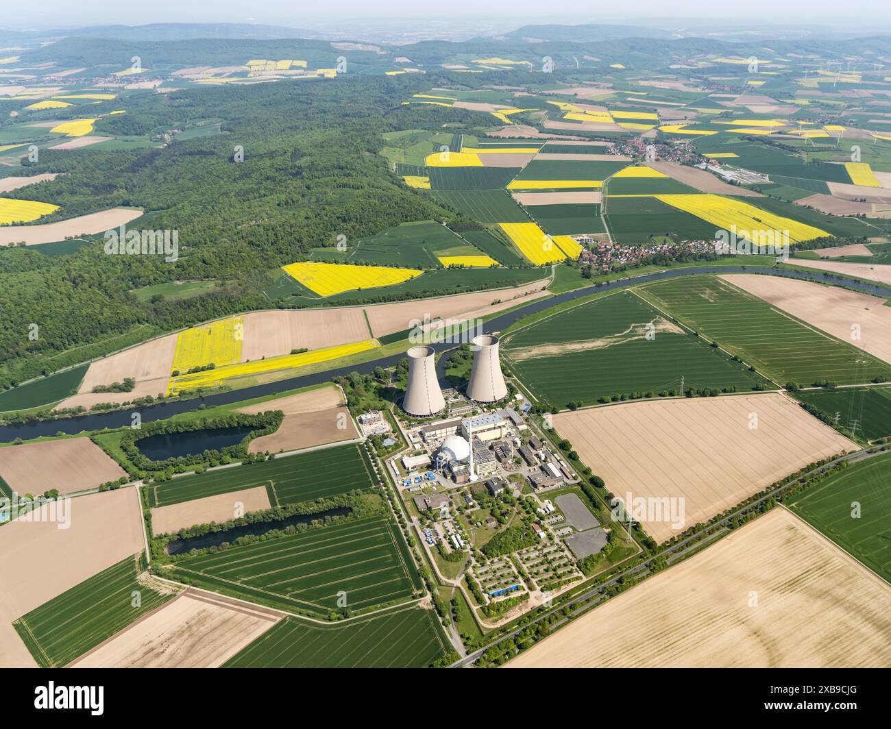 Cette centrale nucléaire allemande, Kernkraftwerk Grohnde, est également en cours de démantèlement. L'énergie nucléaire propre n'est plus produite en Allemagne. L'usine est située sur la rivière Weser, qui fournit l'eau de refroidissement. ANP/ Hollandse Hoogte/ Aerovista photographie aérienne pays-bas Out - belgique Out Banque D'Images