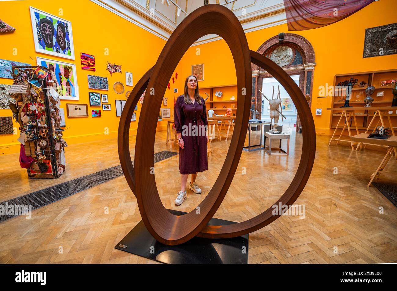 Londres, Royaume-Uni. 11 juin 2024. Fantôme de Nigel Hall, £108 000 et autres objets dans la salle de conférence - la 256e exposition d'été 2024 de la Royal Academy (RA) ouvre cette semaine. Il comprend environ 1600 œuvres d'artistes émergents et établis. Crédit : Guy Bell/Alamy Live News Banque D'Images