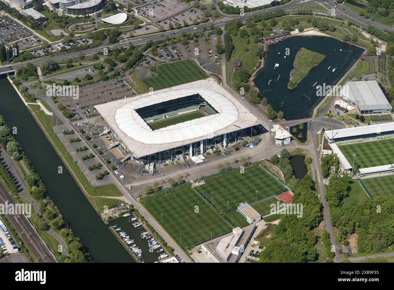 Le stade DU VFL Wolfsburg, la Volkswagen Arena, tandis que l'équipe de Bundesliga s'entraîne sur le terrain d'entraînement. En outre, le stade AOK, pour l'équipe féminine. L'équipe nationale néerlandaise s'entraînera sur ce terrain lors de l'Euro 2024. pays-bas hors service - belgique hors service Banque D'Images