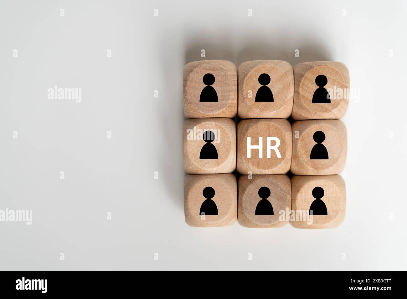 Un groupe de cubes en bois avec des gens dessus et les lettres HR sur le dessus. Concept de travail d'équipe et de collaboration Banque D'Images