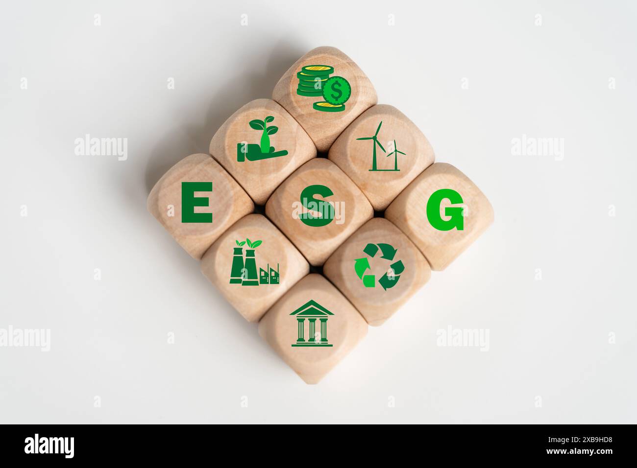 Concepts ESG sur l'environnement, la société et la gouvernance dans l'organisation durable avec l'acronyme ESG et l'espace de copie d'icône de bloc en bois Banque D'Images