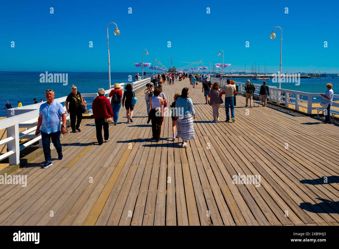 2022-06-05. Les gens marchent le long de la plus longue jetée en bois d'Europe à Sopot, en Pologne. Banque D'Images