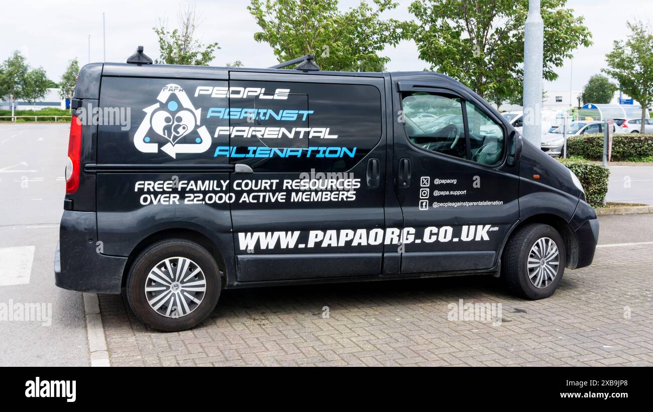 Un van Vauxhall Vivaro faisant la publicité de l'organisation Papaorg - People Against parental Alienation. Banque D'Images