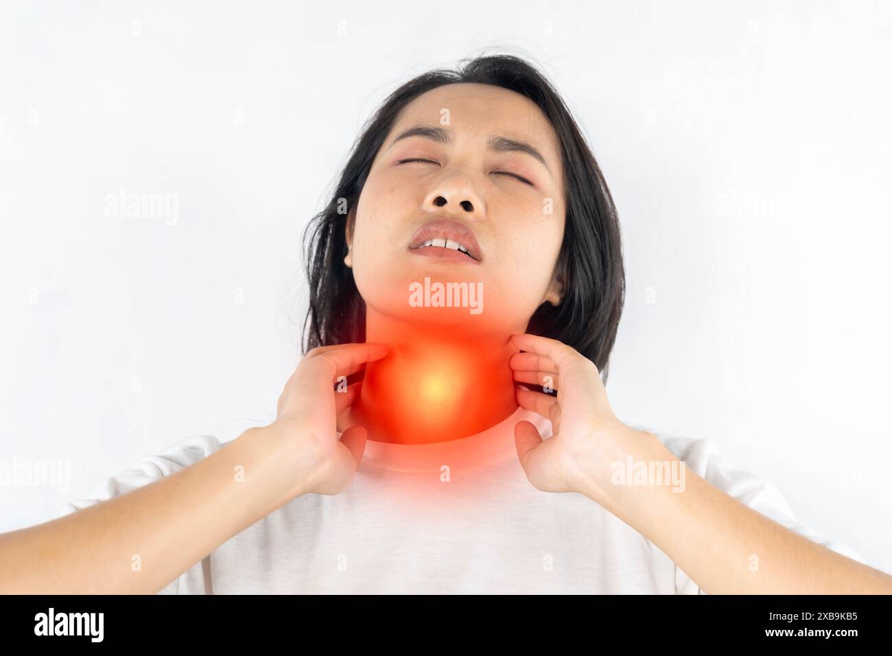 Mal de gorge. Gros plan de belles mains de femme et le cou. Douleur à la gorge. Jeune femme touchant le cou douloureux, mal de gorge en saison de grippe. Banque D'Images