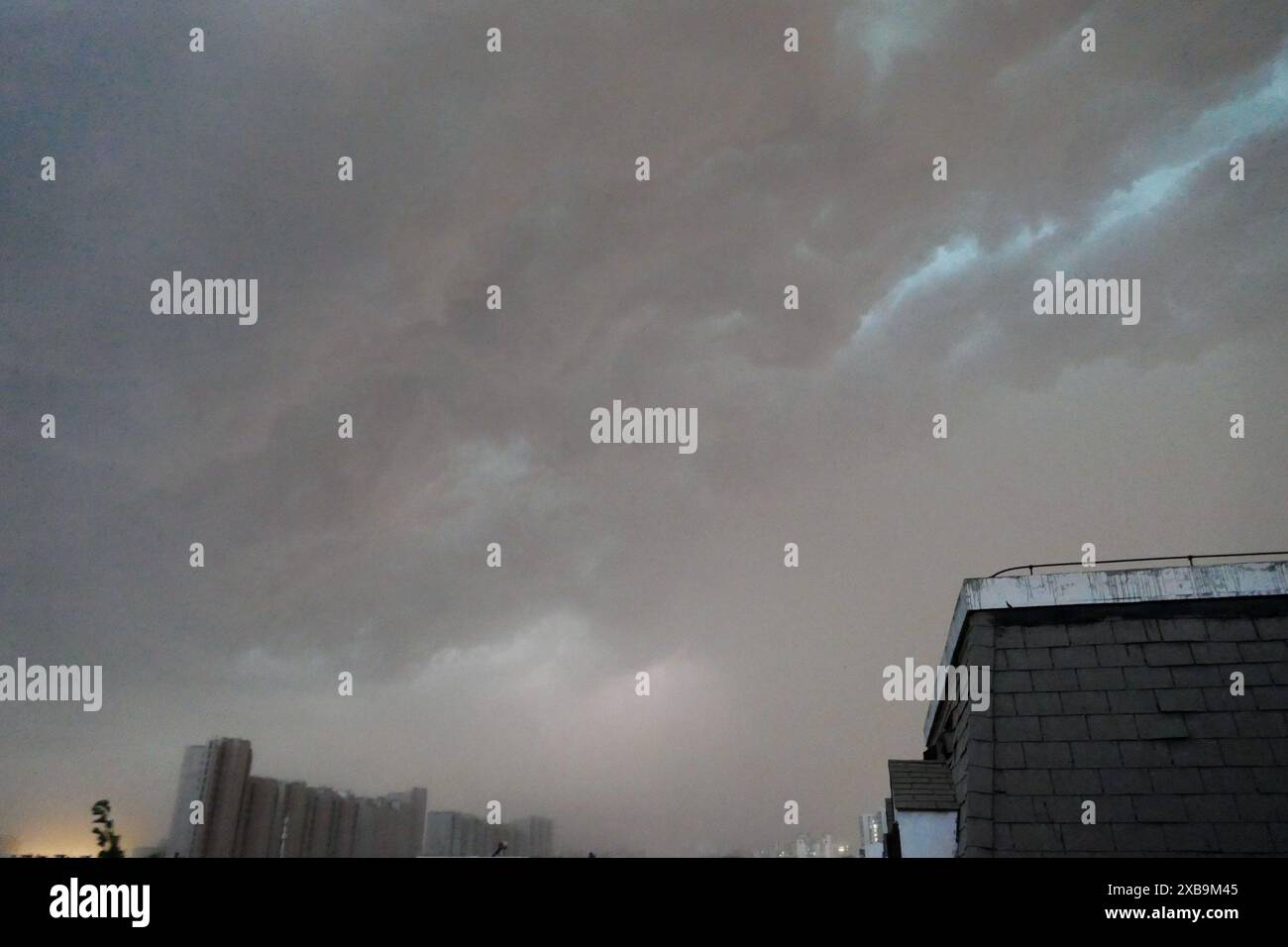 PÉKIN, CHINE - 11 JUIN 2024 - vents forts, pluies torrentielles, tonnerre, foudre au crépuscule à Pékin, Chine, le 11 juin 2024. Banque D'Images