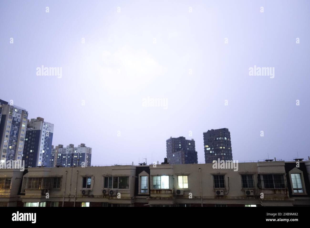 PÉKIN, CHINE - 11 JUIN 2024 - vents forts, pluies torrentielles, tonnerre, foudre au crépuscule à Pékin, Chine, le 11 juin 2024. Banque D'Images