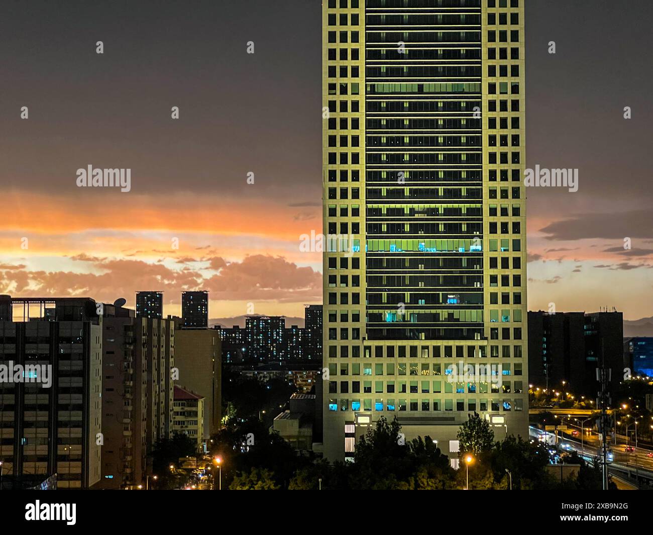 PÉKIN, CHINE - 11 JUIN 2024 - vents forts, pluies torrentielles, tonnerre, foudre au crépuscule à Pékin, Chine, le 11 juin 2024. Banque D'Images