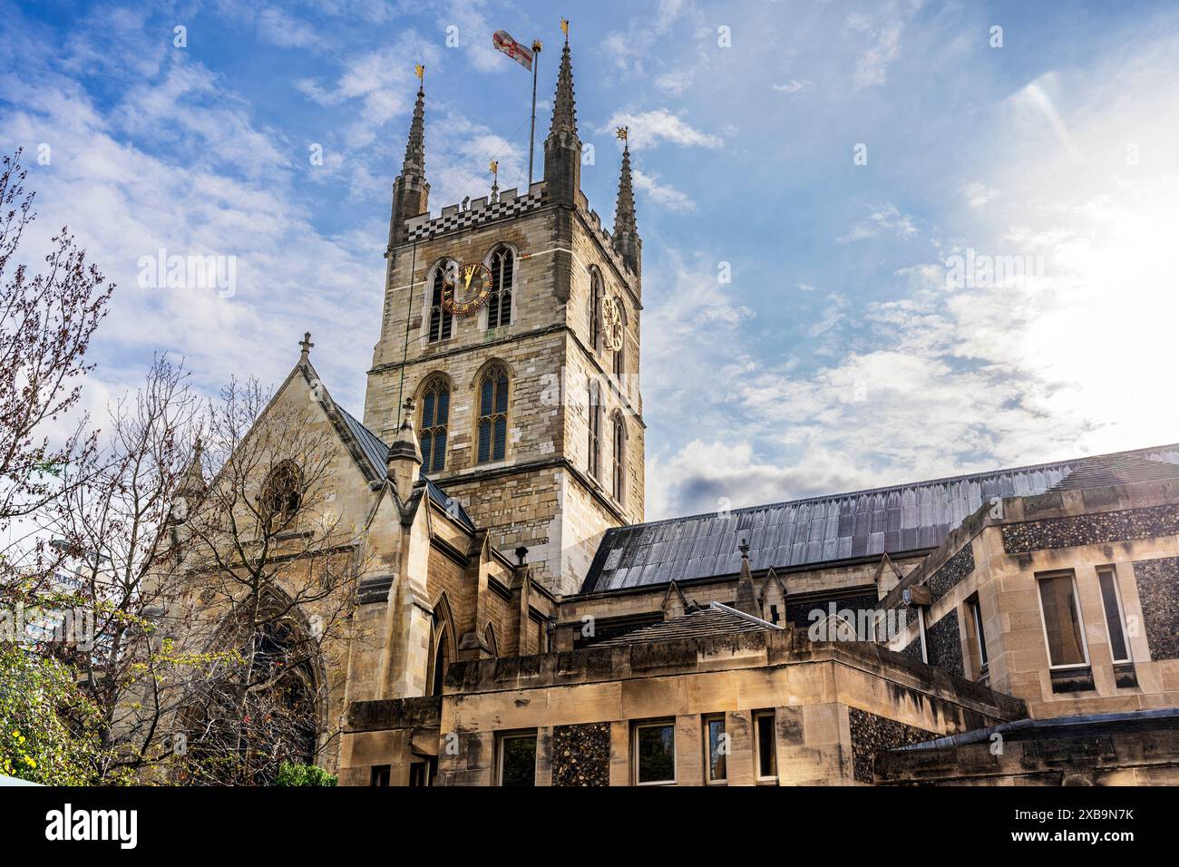 Vue extérieure de la cathédrale gothique de Southwark, ou Collégiale de St Saviour et St Mary Overie, rive sud de la Tamise, Londres. Banque D'Images