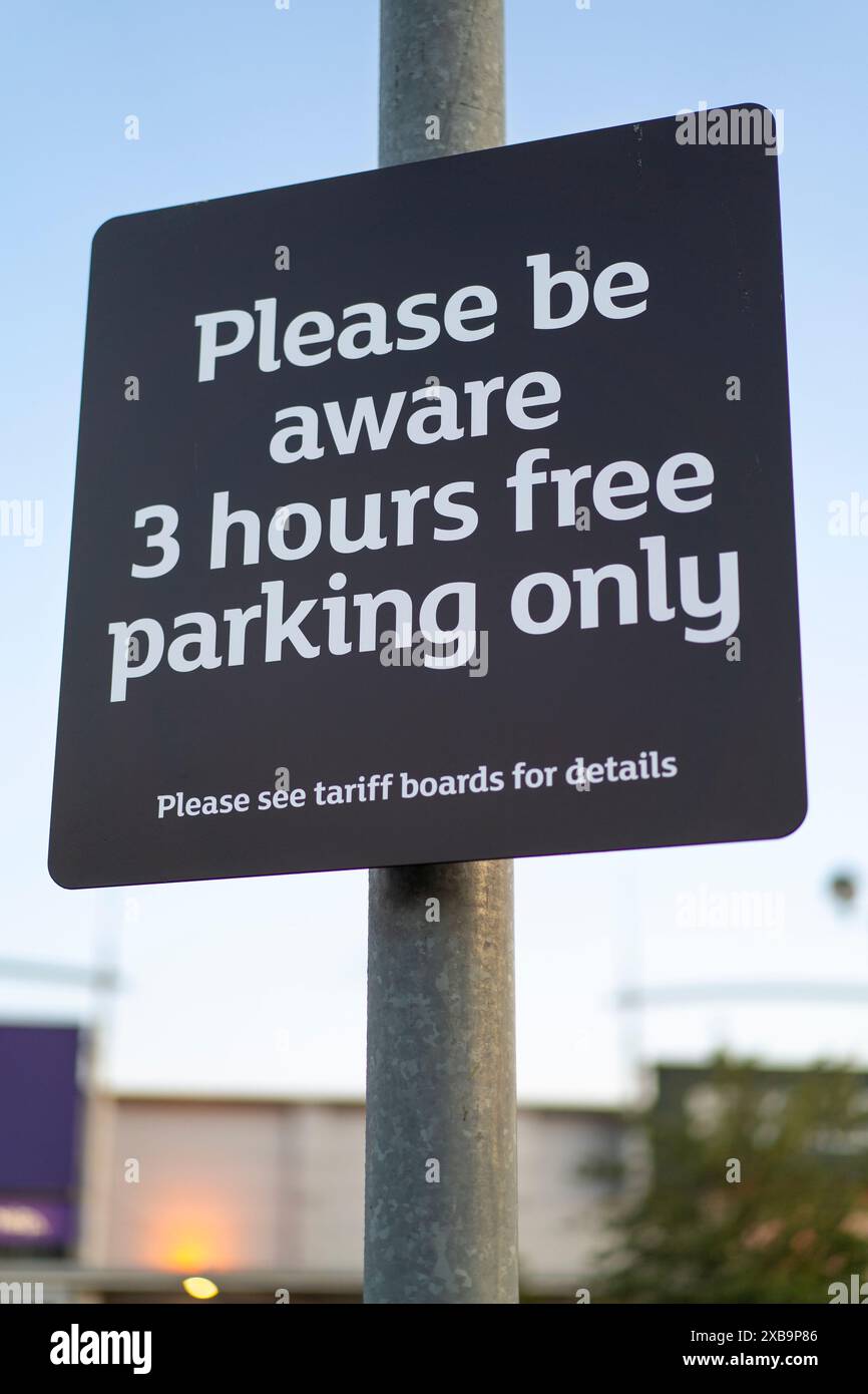 Gros plan du panneau extérieur du supermarché dans le parking de Sainsbury, informant les clients des restrictions de stationnement pour les acheteurs de 3 heures de parking gratuit. Banque D'Images