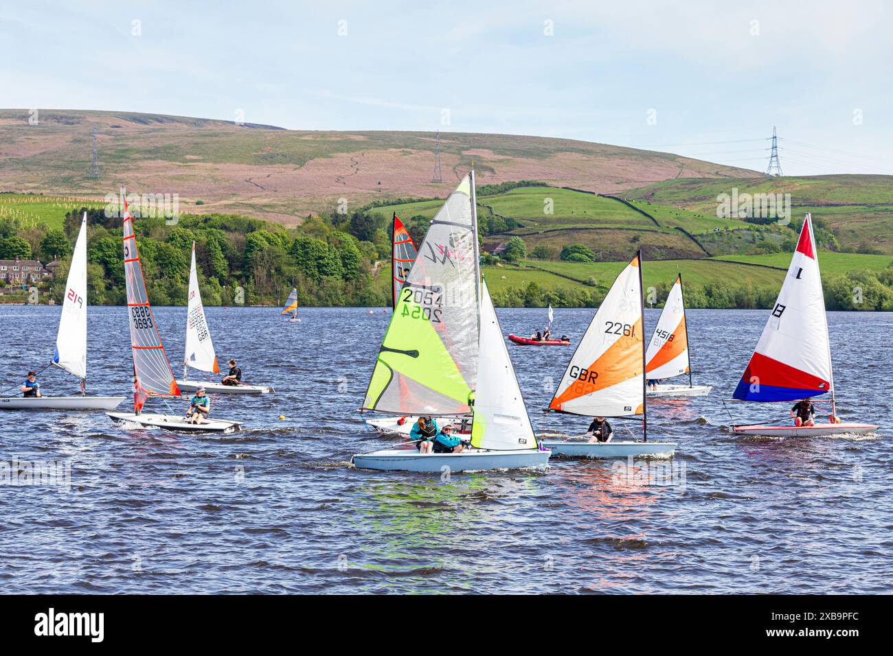Les jeunes courent des canots à voile au Hollingworth Lake Sailing Club près de Littleborough, Greater Manchester, Angleterre, Royaume-Uni Banque D'Images
