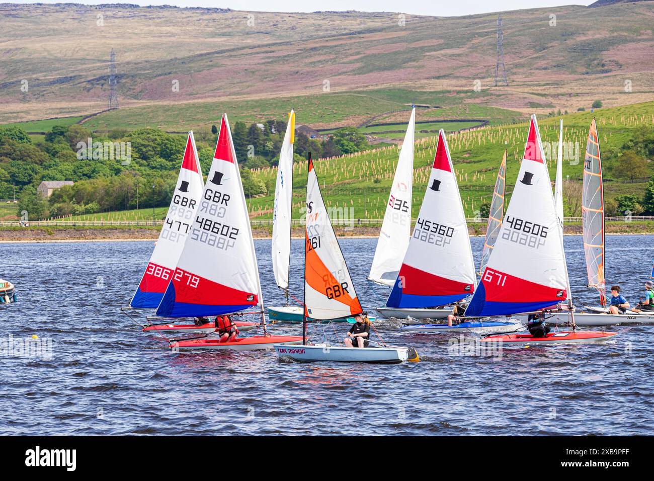 Les jeunes courent des canots à voile au Hollingworth Lake Sailing Club près de Littleborough, Greater Manchester, Angleterre, Royaume-Uni Banque D'Images