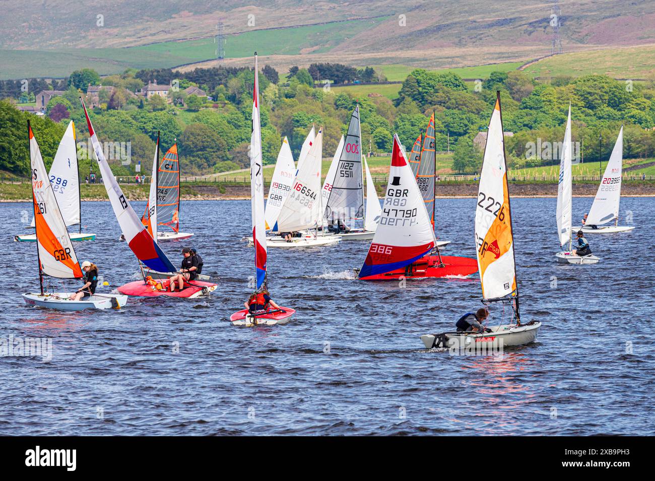 Les jeunes courent des canots à voile au Hollingworth Lake Sailing Club près de Littleborough, Greater Manchester, Angleterre, Royaume-Uni Banque D'Images