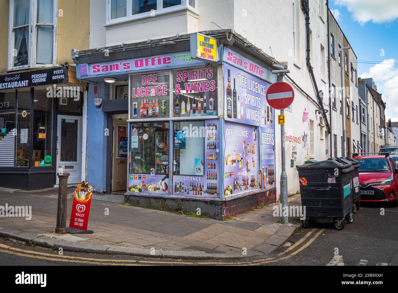 Un magasin traditionnel du coin, ou dépanneur, vendant des produits alimentaires et de l'alcool à Brighton, East Sussex, Royaume-Uni Banque D'Images