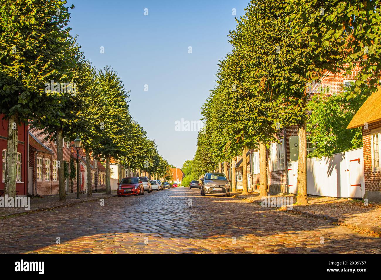 Rue pavée 'Slotsgaden' dans la ville historique de Mogeltonder, Jutland, Danemark Banque D'Images