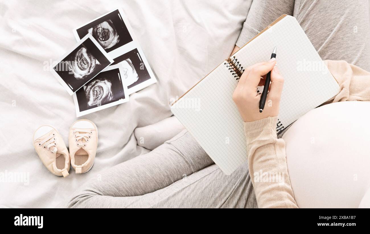 Femme enceinte qui se trouve dans son lit lors de l'examen des images échographiques Banque D'Images
